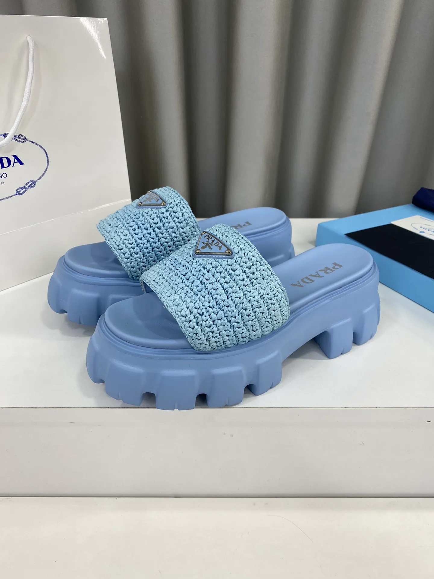 💕💕Factory direct selling price p460💕💕 Prada's latest tooth-woven thick-soled triangle buckle slippers☑️ Latest environmentally friendly PP material, fully handmade crochet, just like knitting sweaters, slow work and meticulous work, retro fashionable thick-soled shoes, with rubber uppers, making the whole pair of shoes light and comfortable. Bright colors, a variety of choices to meet the needs of fashionable people with different styles! The iconic metal triangle logo is paired with the shape of ancient beach slippers. Every design element is fashionable! Size: Women's 35-39 (34, 40, custom-made, non-returnable) Full set of counter original packaging